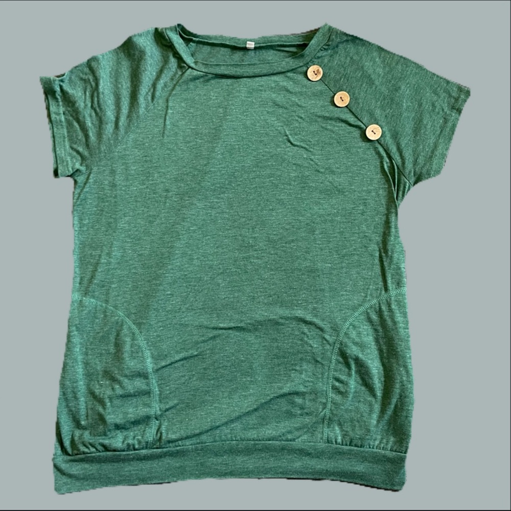 T-shirt with pockets and decorative buttons